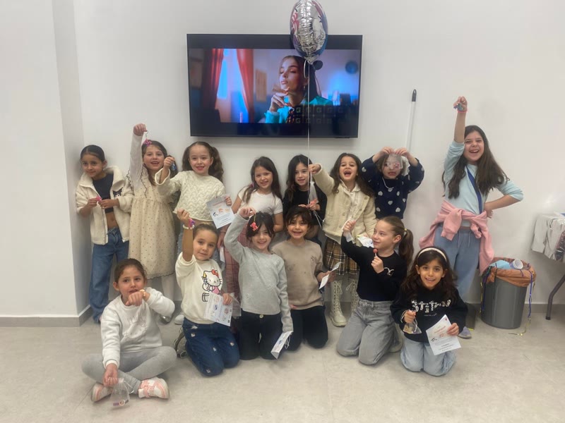 בנות מציגות תכשיטים בסטודיו