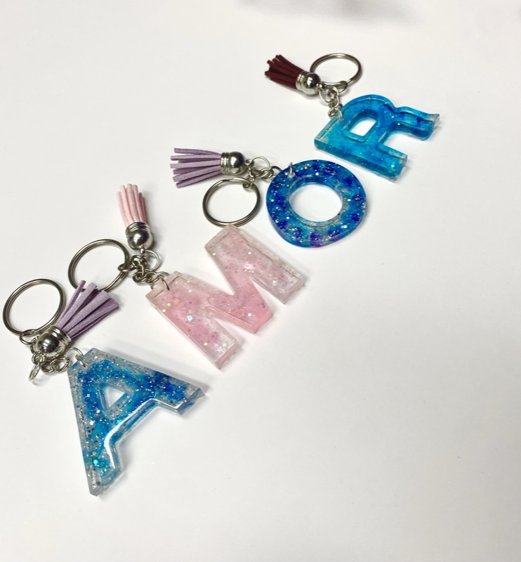 מחזיקי מפתחות אותיות משרף UV