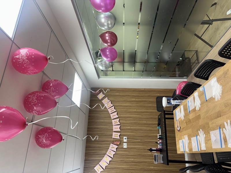 הסטודיו מקושט עם בלונים ורודים