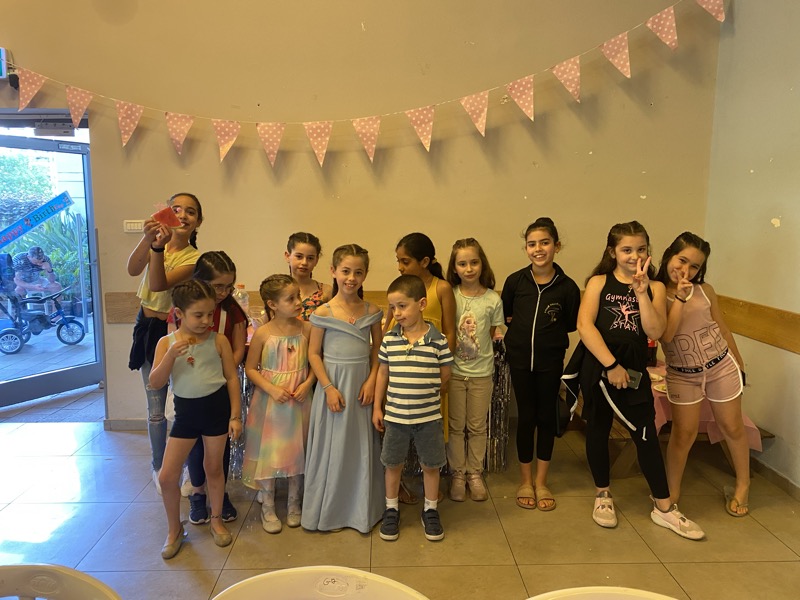 קבוצת ילדים במסיבה