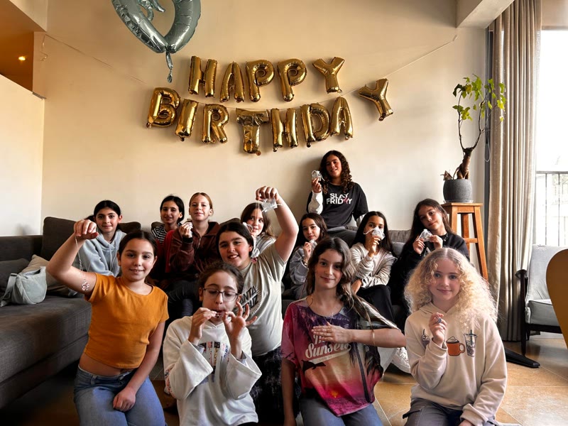 מסיבת יום הולדת בבית עם בלונים