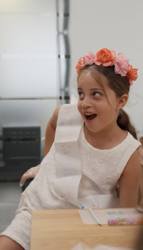 ילדת יום הולדת עם זר פרחים