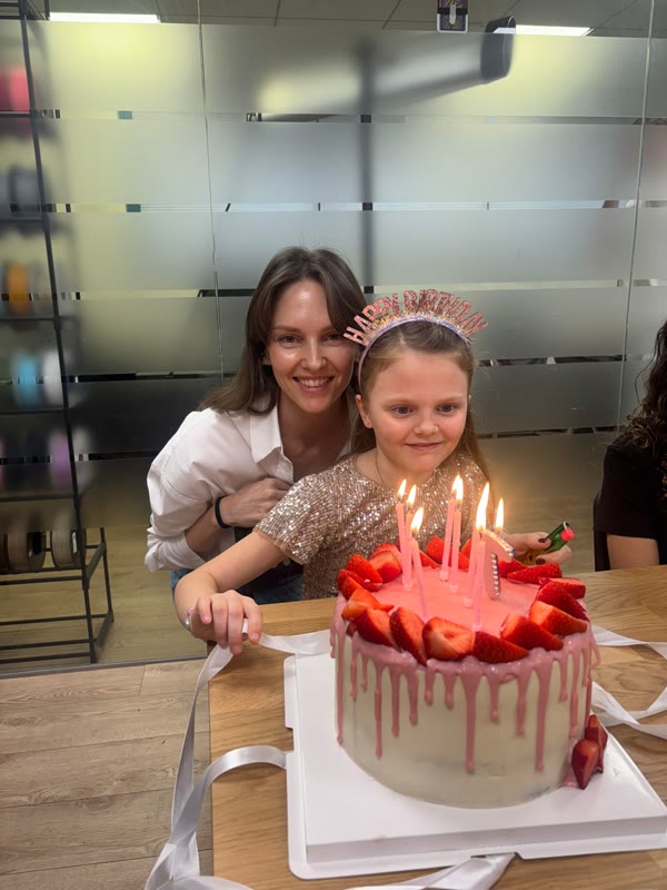 אמא ובת עם עוגת יום הולדת