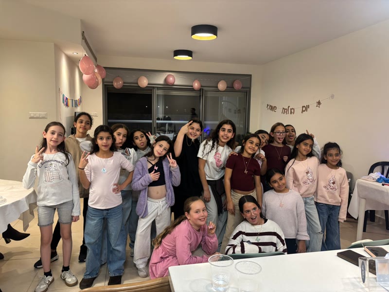 יום הולדת בבית עם בלונים ורודים