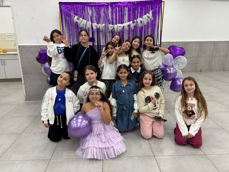 בנות במסיבה עם בלונים סגולים