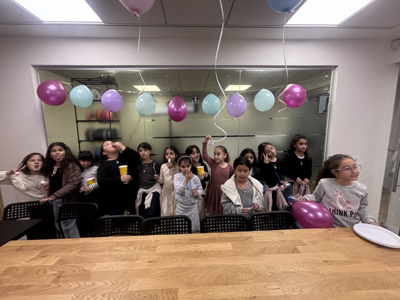 בנות בסטודיו עם בלונים