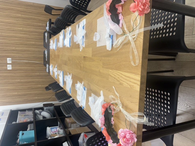 שולחן סטודיו מסודר עם זרים