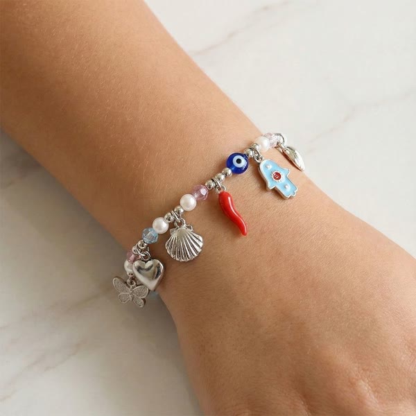 צמיד צ'ארמים עם תליונים - פרפר, לב, צדף, חמסה